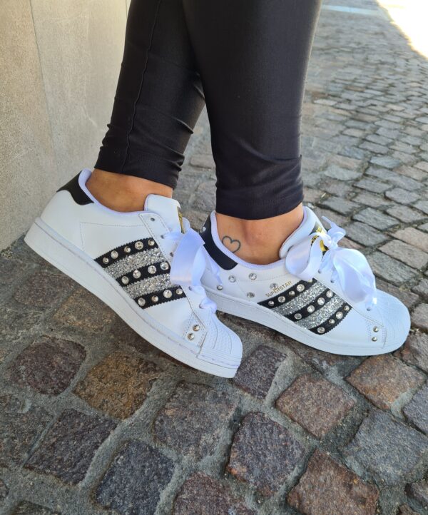 ADIDAS sneakers con borchie argento e lacci in raso www.vanityrivignano Calzature accessori uomo donna bambino