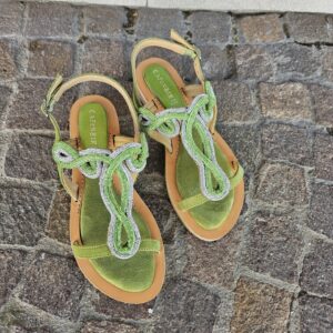 CAFèNOIR - Sandali infradito in camoscio con accessorio strass verde